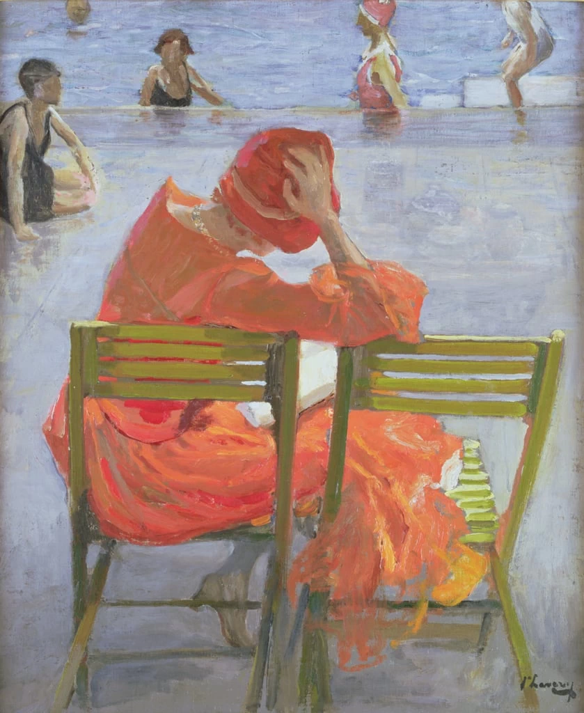 Ragazza in un vestito rosso che legge da una piscina
